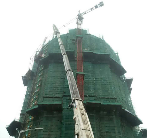细河吊车在工地上作业